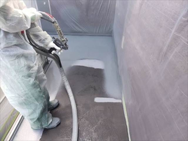 2階廊下防水工事　ウレタン防水材塗布